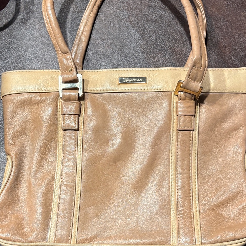 Chic Tan Leather Shoulder Bag